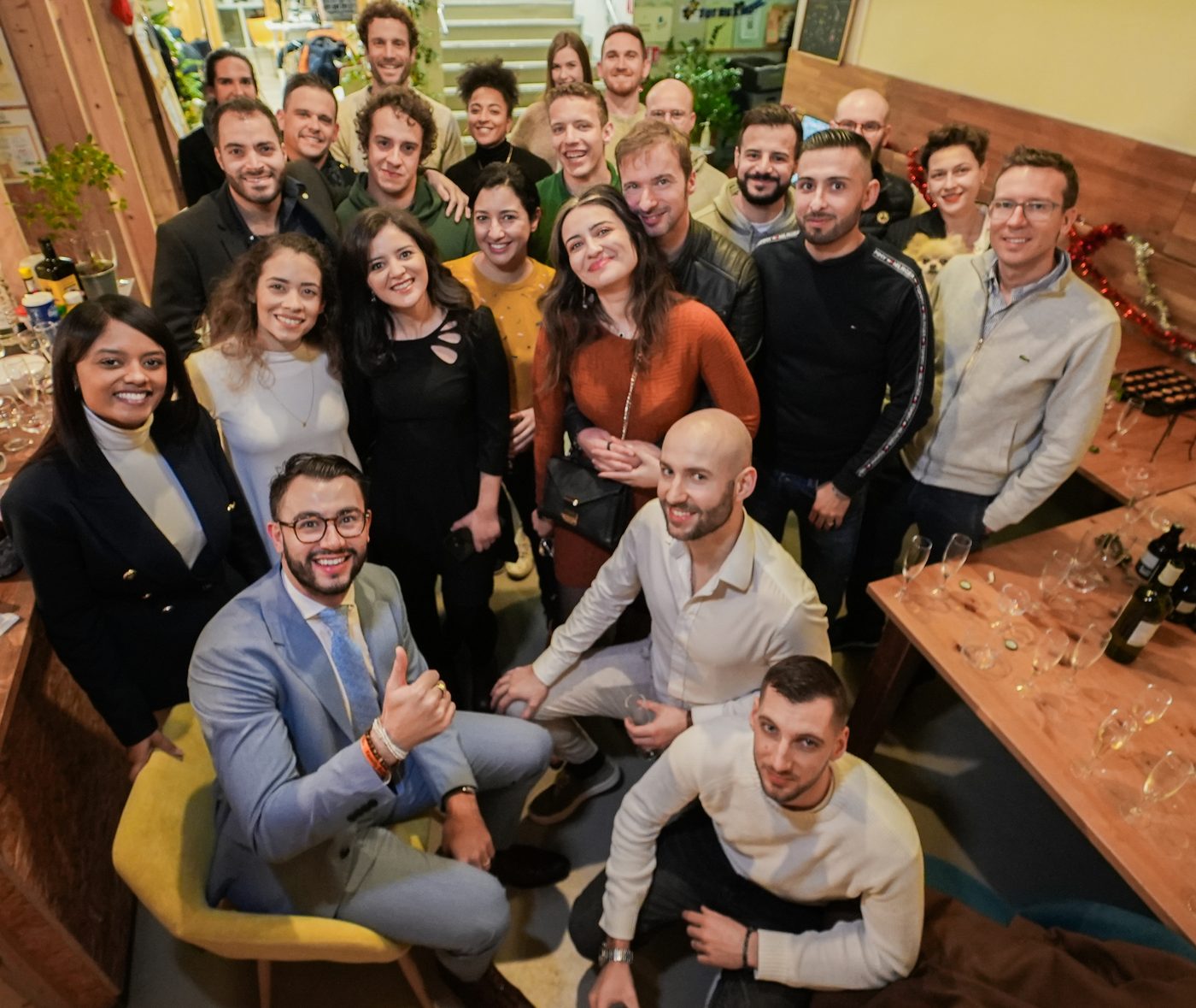 Les membres réunis autour d'une table
